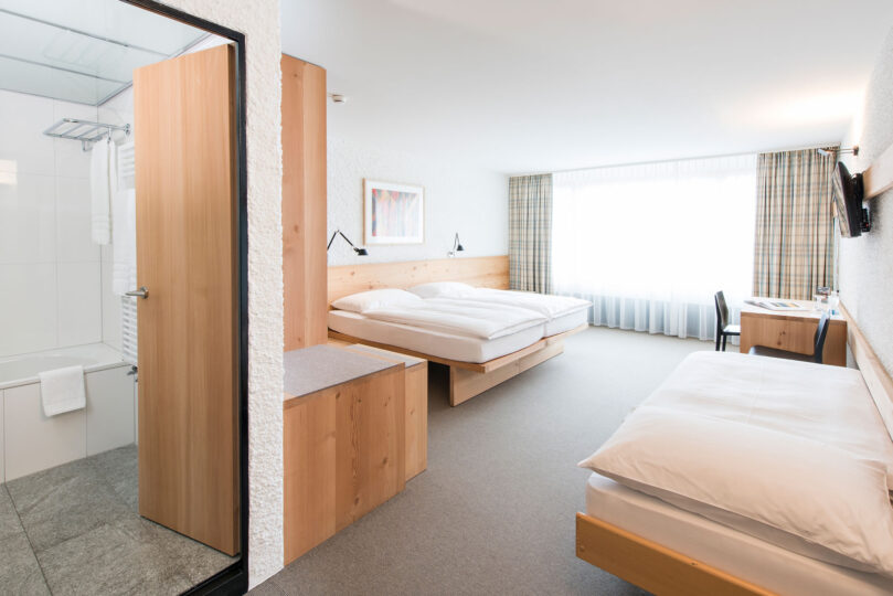Hotel Hauser St. Moritz - Camera tripla con legno di pino cembro locale