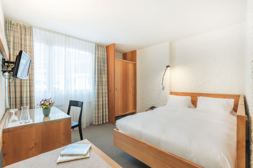 Hotel Hauser St. Moritz - Piccola camera con legno di pino cembro locale