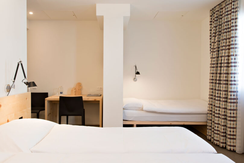 Hotel Hauser St. Moritz - Dreibettzimmer mit einheimischem Arvenholz