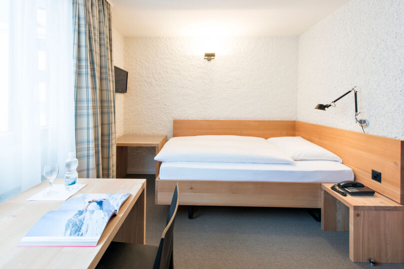 Hotel Hauser St. Moritz - Komfort-Einzelzimmer mit einheimischem Lärchenholz