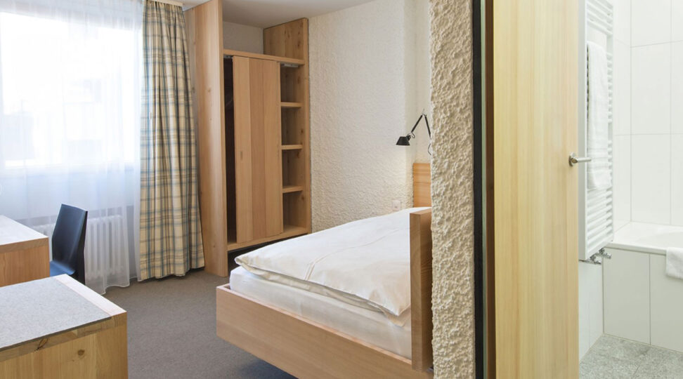 Hotel Hauser St. Moritz - Kleines Zimmer mit einheimischem Mondholz aus Arve und Lärche